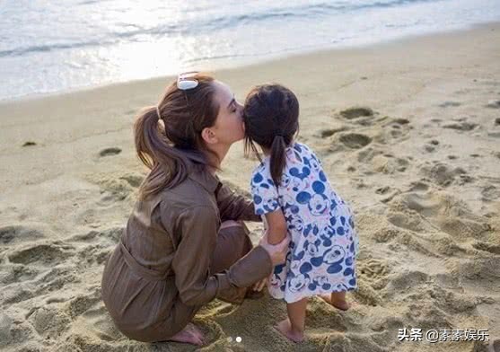 小小周正脸首次曝光：五官和周杰伦很像，嘴巴更接近昆凌一些