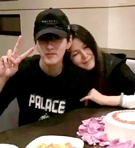 吴亦凡和霍尊的成长经历，值得家长认真分析，家有男孩引以为鉴