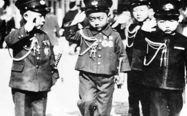 为何说原*弹子**下无冤魂？一组老照片告诉你，当时的广岛儿童在做啥