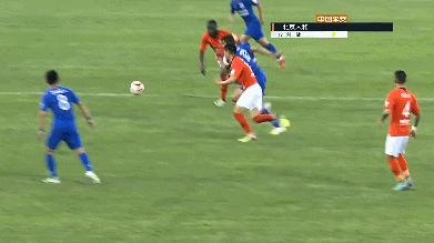 中超上演“连环脚”，申花队长被踢成“内马尔滚”