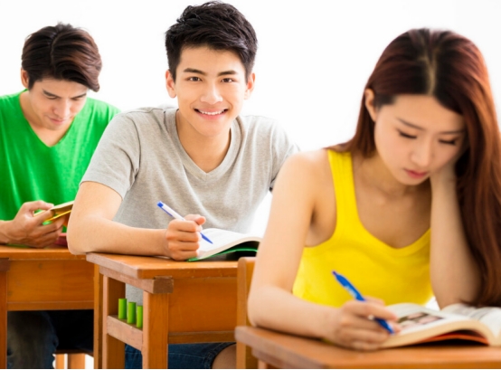 大学生活费给多少合适?大一学生:每月3000,大四学生:每月500