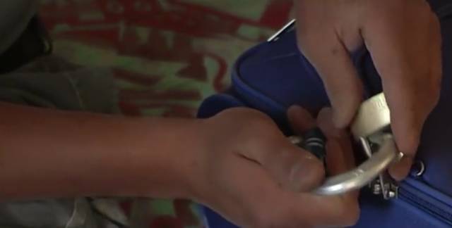 女子国外托运，8万块奢侈品被偷得一件不剩，疑机场人员联手作案