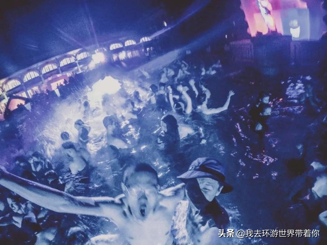 三个人一辆面包车环游世界,3个小伙开面包车