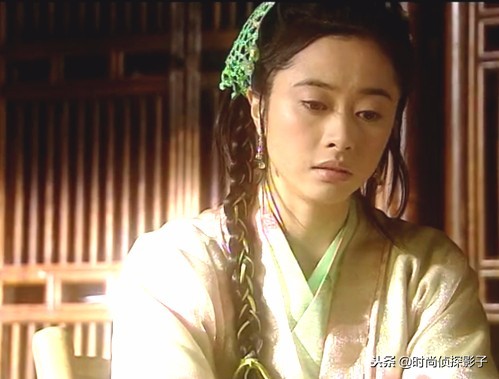 用丝带编麻花的古装女子，石榴与世无争、紫儿符合董永经济情况