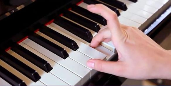 手指比较短练钢琴有影响吗,弹钢琴和手指长短有关系吗