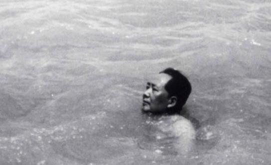 毛主席63岁游长江,81岁仍试图游湘江,但在游泳上,却还是有遗憾