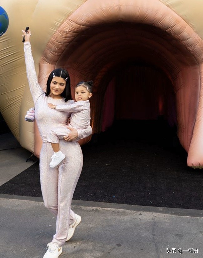 凯莉詹娜带女儿外出度假,丰乳肥臀太性感,网友:凯莉是不是胖了