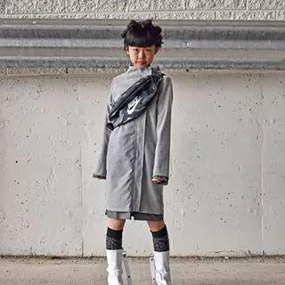 9岁小姑娘滑板视频,9岁滑板女孩