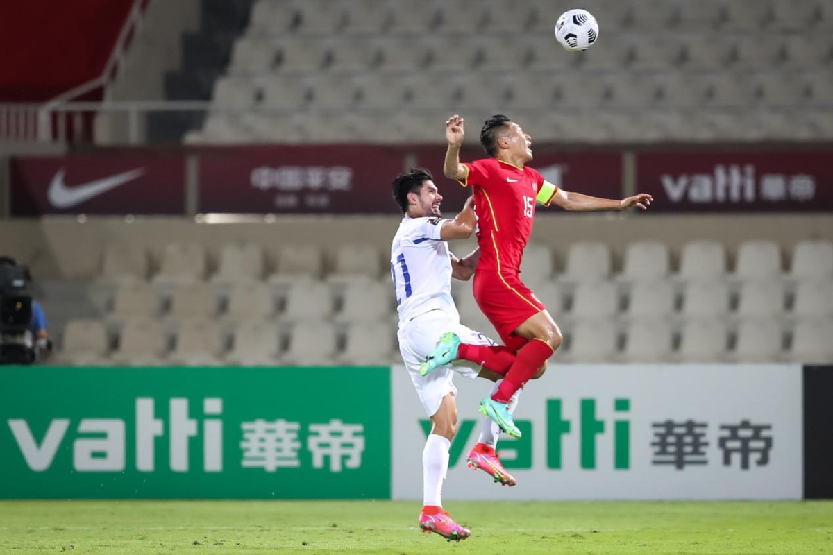 国足12强赛球迷追梦赤子心,国足球迷助威12强赛