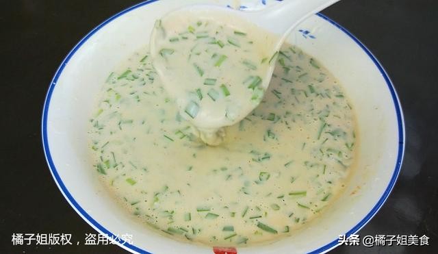 这个饼吃起来唇齿留香,这饼不放一滴水又酥又香口味甜