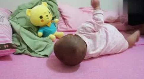 宝宝后脑勺老是往后顶,宝宝老是头偏一边婆婆老说烦死了