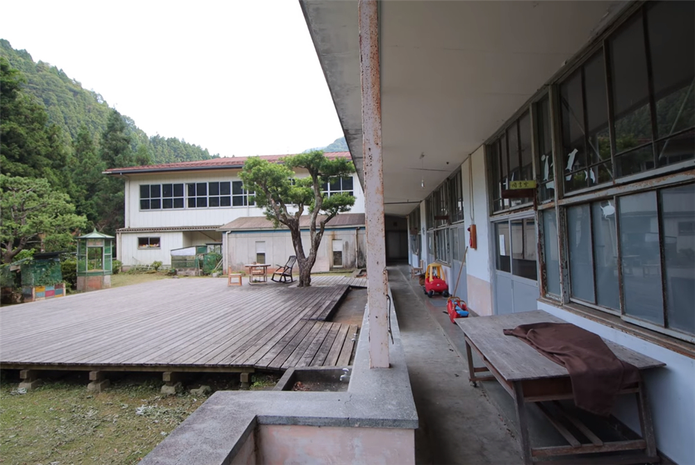 80后小伙回荒废十年的农村大学,80后小伙回荒废10年农村大学