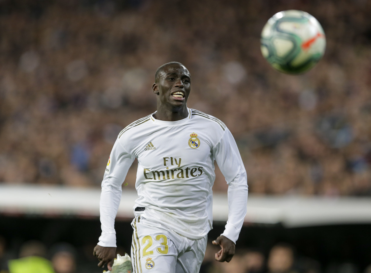 足坛历史第一左边后卫,来自足坛最佳前锋的压迫感