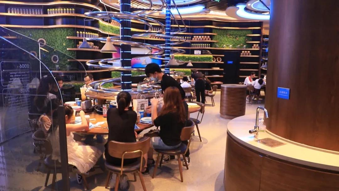 周末带孩子去海洋球里玩,带孩子去海洋球玩儿的地方在哪