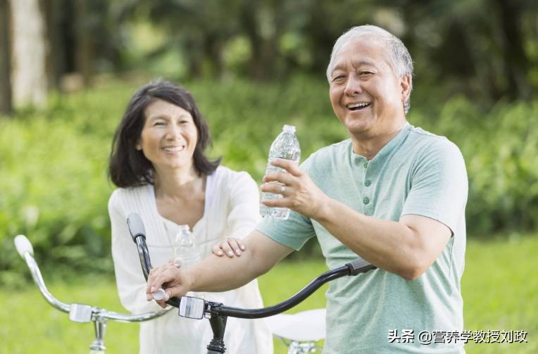 53岁每天喝一袋纯牛奶好吗 (健康科普中老年要不要每天喝牛奶)
