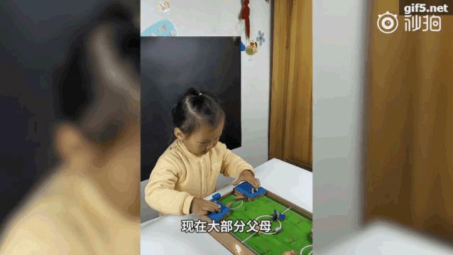 爸爸带娃搞笑名场面看一遍笑一遍,高龄宝爸用背带带娃的搞笑视频