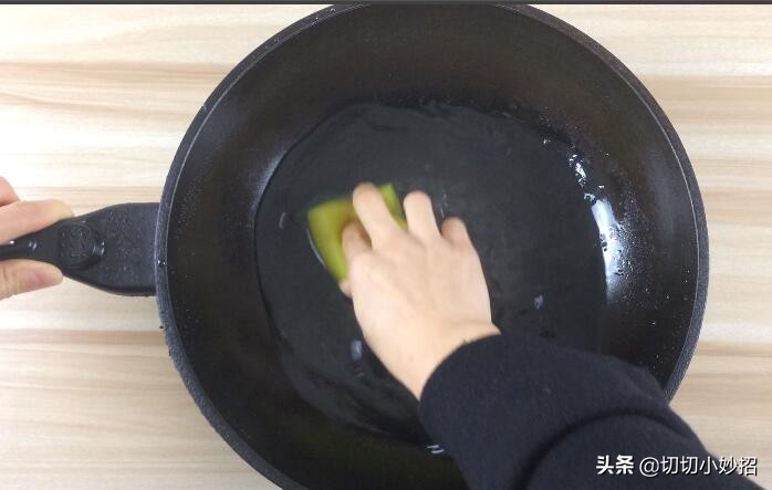 铁锅煮东西老是糊锅底,铁锅又粘锅了咋办