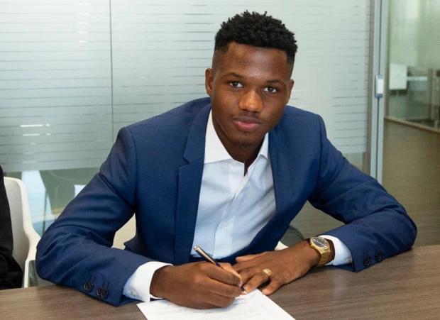 西班牙足球也归化！巴萨16岁非洲小伙成功，中国足篮球加油