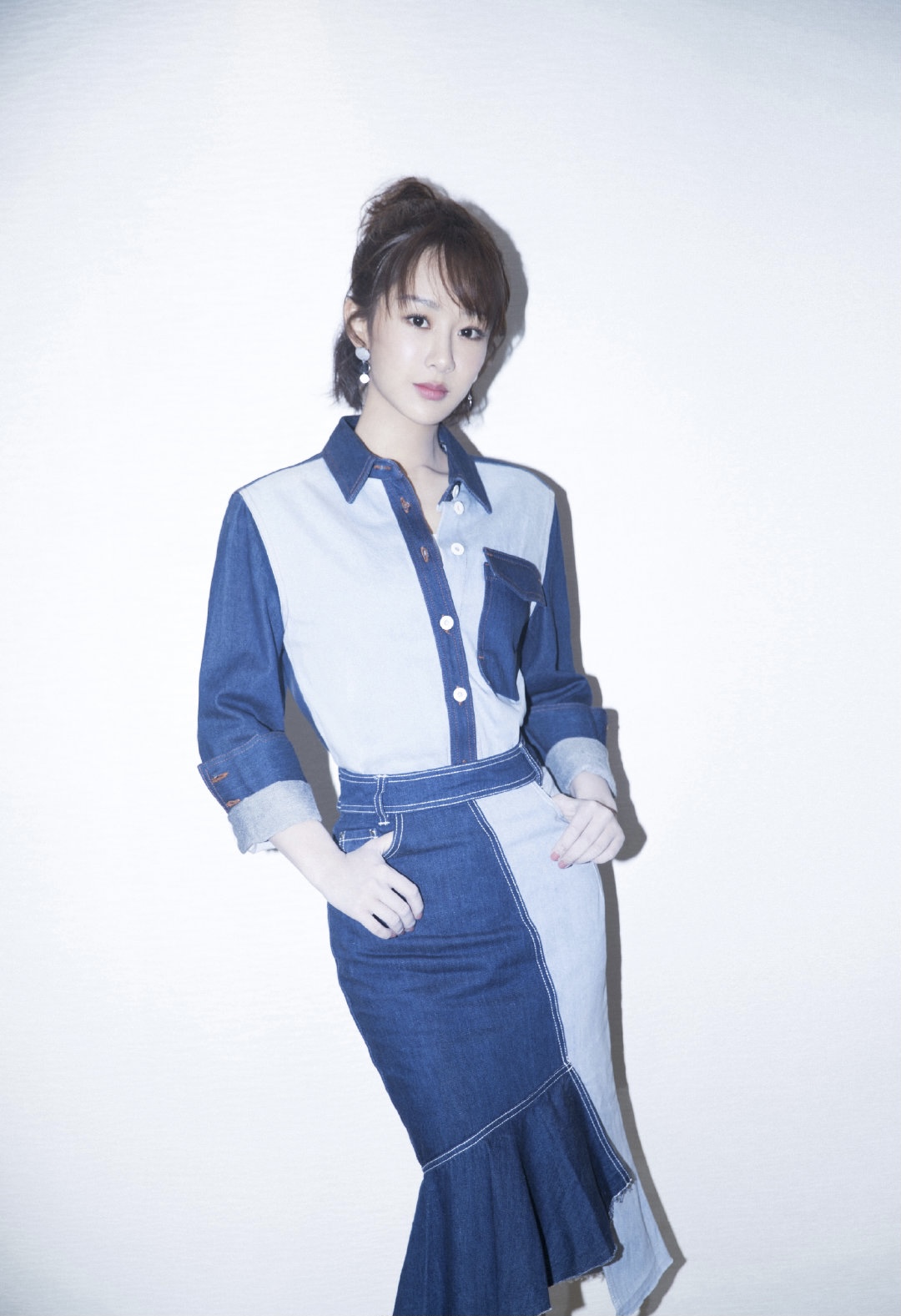 今年流行这样穿白衬衫牛仔裙,牛仔衬衫裙该搭配什么鞋子好看