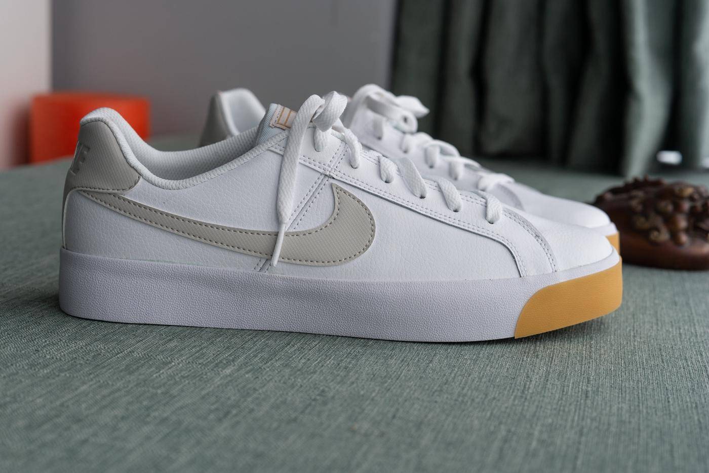 阿迪和耐克小白鞋哪个好,阿迪达斯和小白