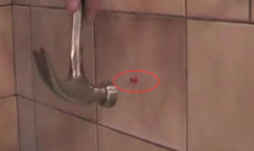 瓷砖打孔易开裂，聪明师傅贴片胶带打的又快又好看，忍不住晒晒