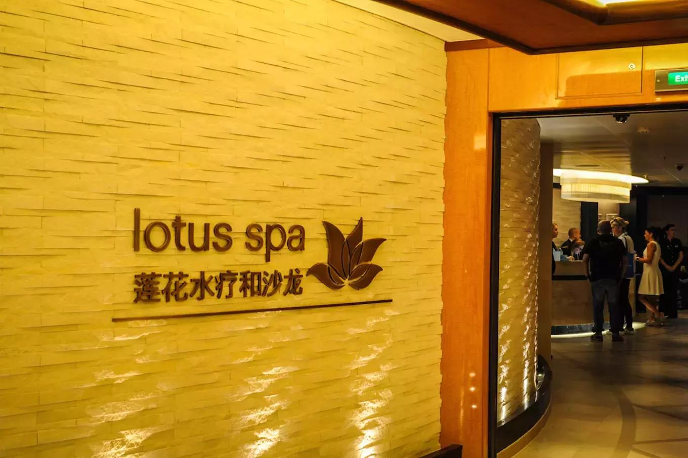 环球蜜月的小两口，免费上了一座价值8亿欧元的邮轮