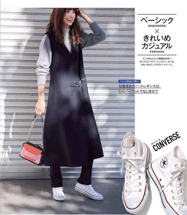 女士小白鞋的正确穿搭视频,小白鞋女如何搭配好看图