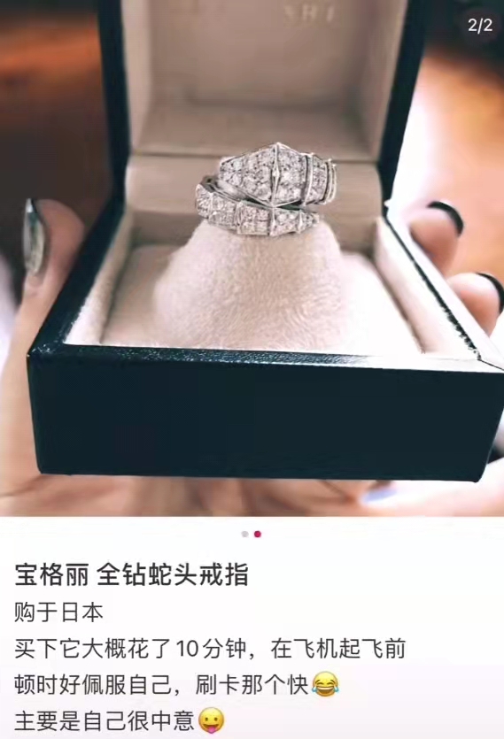 小猪先生终于官宣领证！不忘带货送香水，还戴假戒指晒照被群嘲