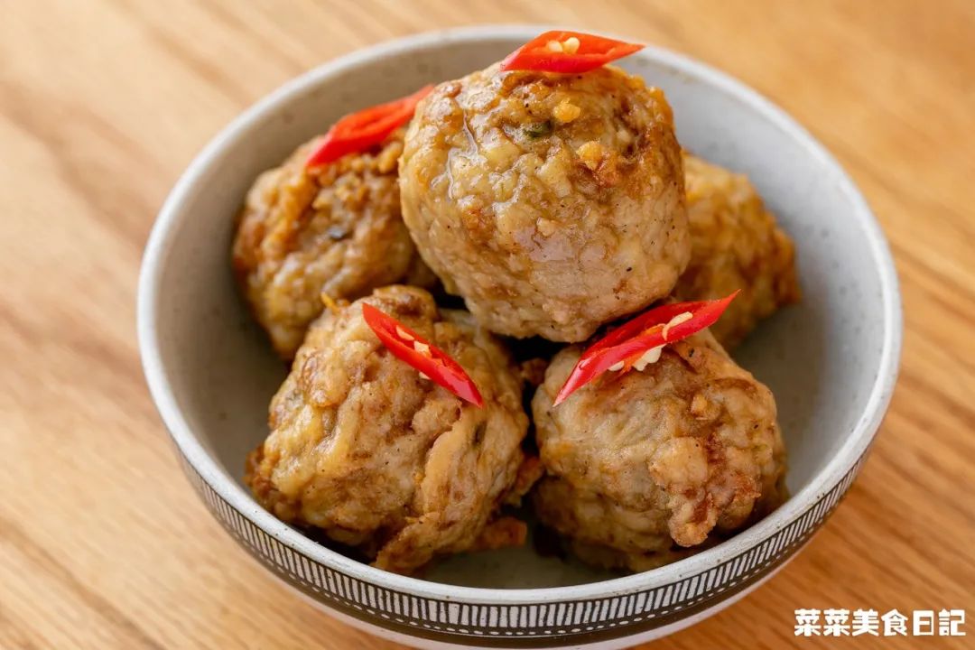 折腾一下午的年夜饭终于上桌了,历时五小时为家人做一顿年夜饭