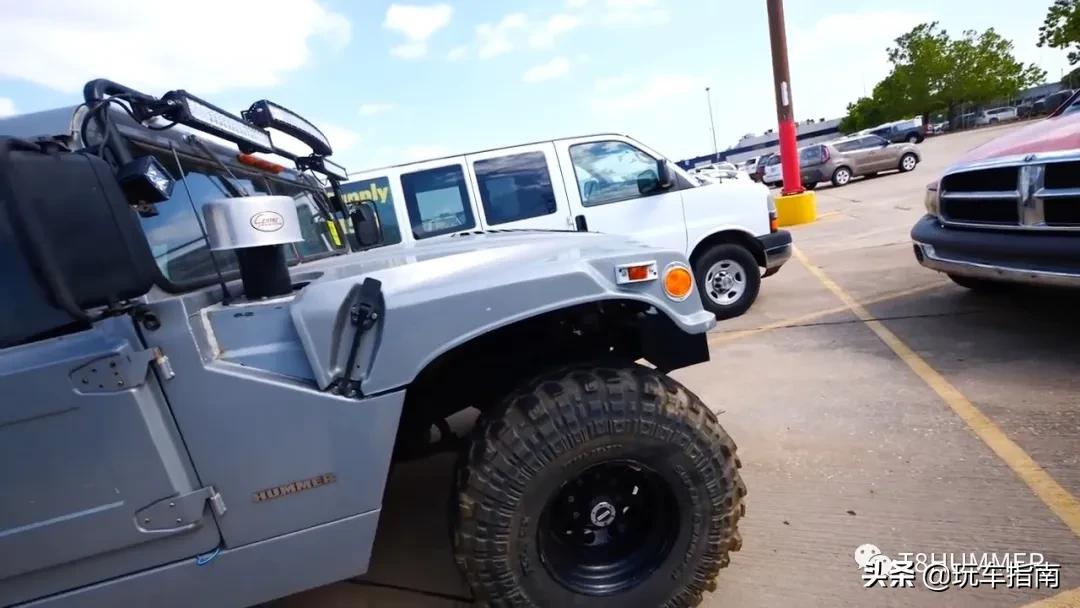 在街头遇到一辆悍马H1，打开引擎盖后却发现大有不同