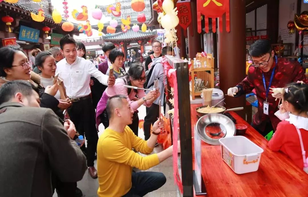 为了集五福，我用女朋友的口红写了个“福”字