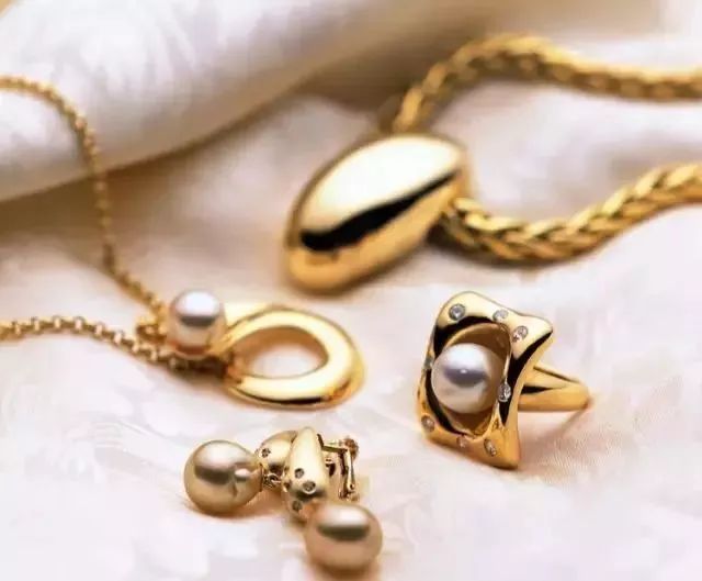 彩金戴在白衣服上会掉色什么原因,彩金戴时间长了会难看吗