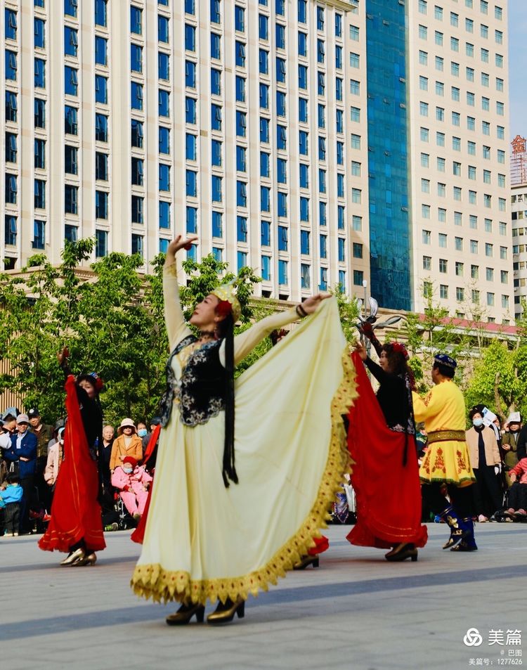 洛阳牡丹广场：*疆新**舞大联欢