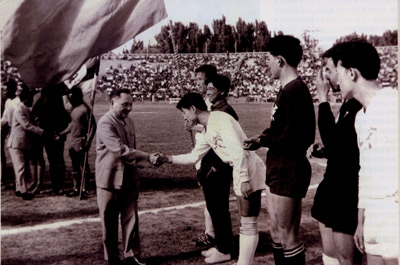 超级球迷：毛*东泽**踢门将，陈毅踢前锋，贺龙一气之下解散国足