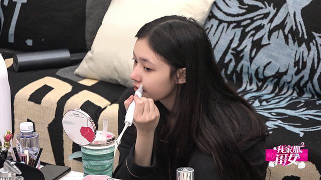 林允出生时,爸爸49岁,是搬运工。林允的自信源于穷人家的富养