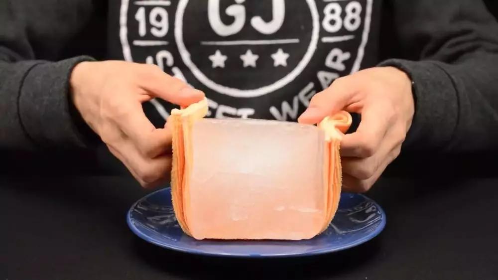 童年囧事：吃冰棍舌头被“黏住”了，这是怎么回事？