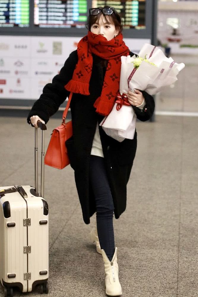 马蓉现身机场高调,马蓉拎名牌包现身