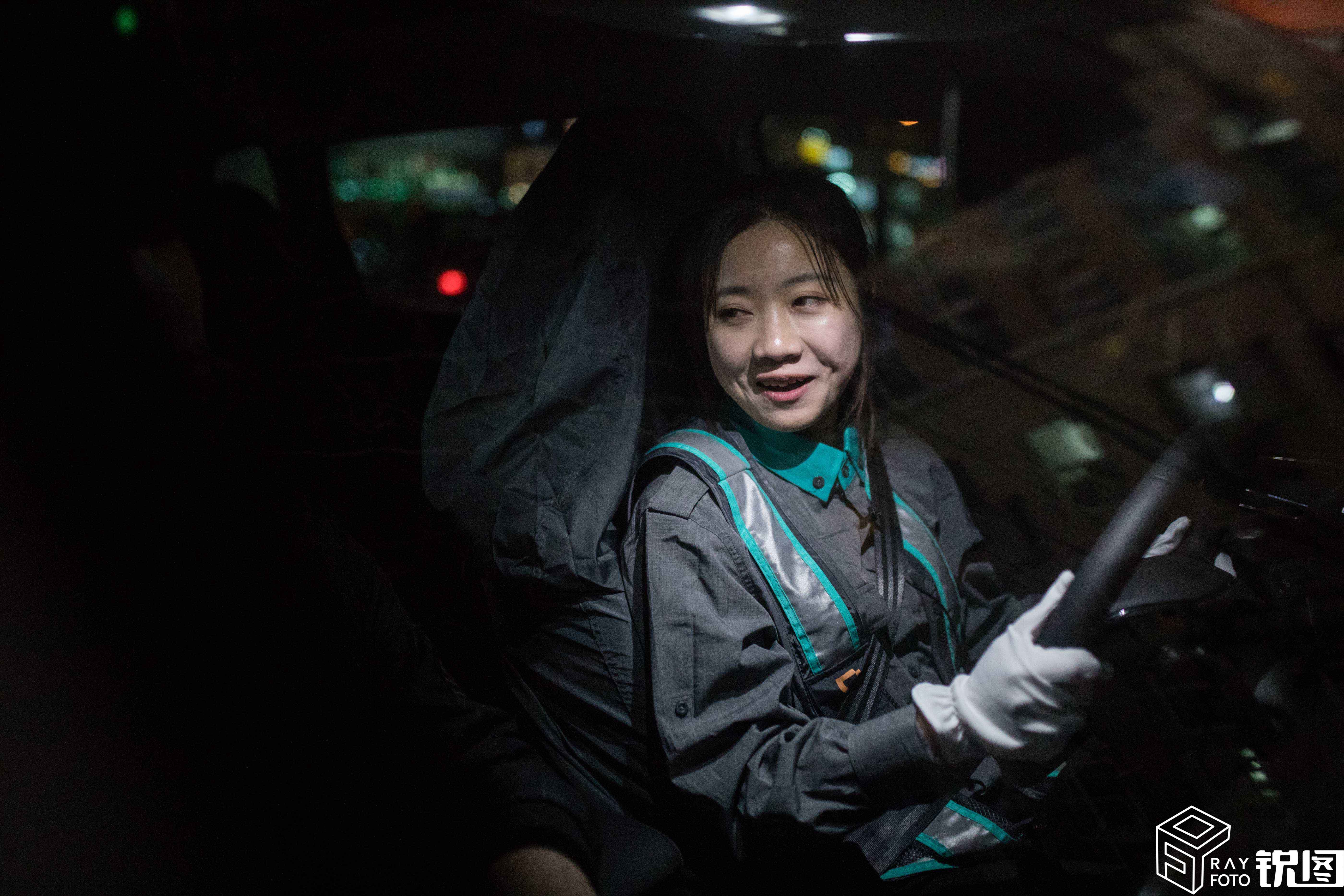 女子深夜兼职跑代驾,半夜活跃在街头做代驾的人