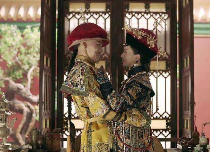 乾隆喜欢嘉庆的生母,她是清朝第一位被皇帝废掉的皇后