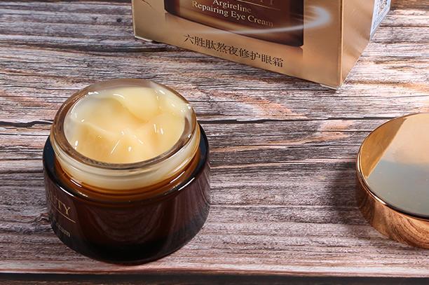 女人有眼袋不要慌，每天睡前坚持4个习惯，眼部肌肤紧致又细嫩