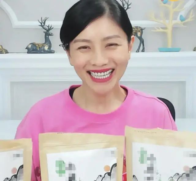 不愧是两孩子的妈,直播间推荐牛奶不忘提醒观众,真正的良心主播