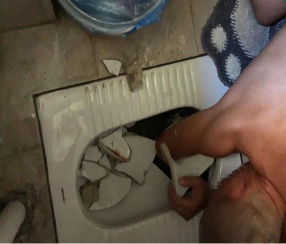 七旬老人手卡便池救人,老人手臂被卡便池消防助其脱困