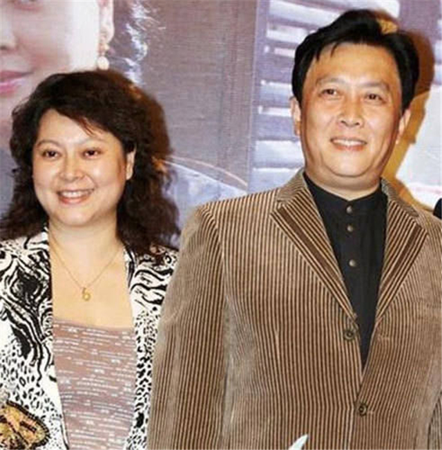 1990年，唐国强提出离婚，原配孙涛上吊自尽，曾被送往疯人院