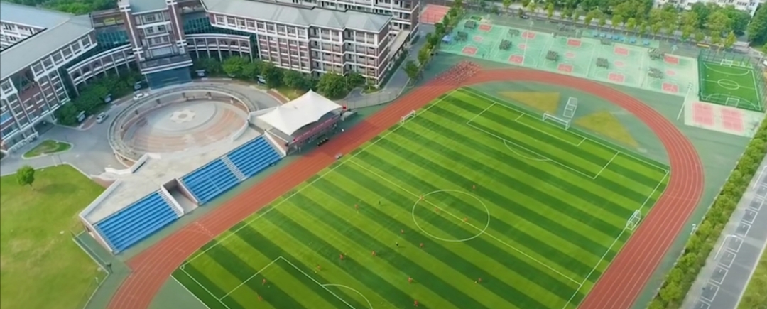 藏族女子当足球队长,藏族女孩当足球队长