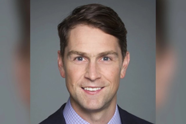 全裸出镜没几周后,加拿大一名议员又在视频会议上被拍到小便