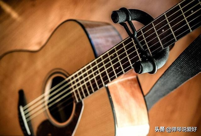 吉他简单弹唱零基础一荤一素,吉他弹唱要学会几个和弦