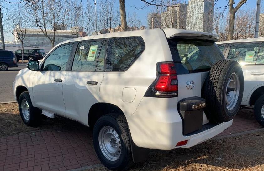 奥迪q5和丰田霸道哪个有排面,奥迪q5丰田霸道2700