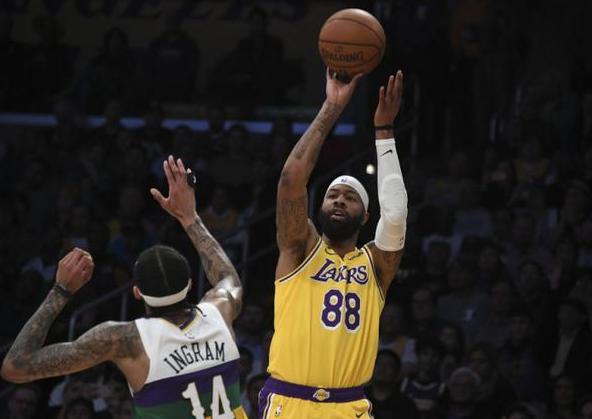 湖人3连胜期间41投30中,湖人下半场一开始连中3记3分