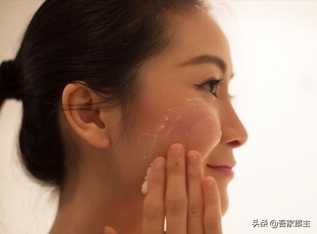 16日时尚热点回顾：药店有一支药膏，建议53岁女人用，皮肤越擦越白嫩，关键不贵