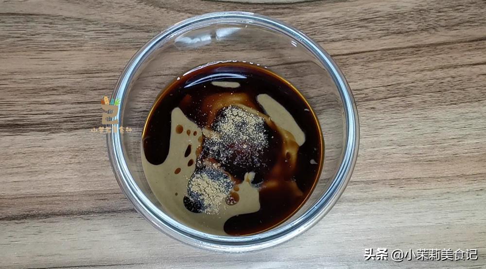 热干面调麻酱很关键，加入雪碧是灵魂，层层美味，好吃到停不下来